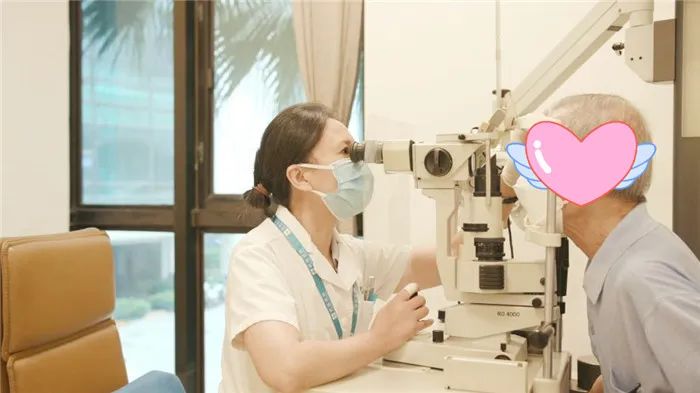 她左眼一黑，视网膜“掉了”？！