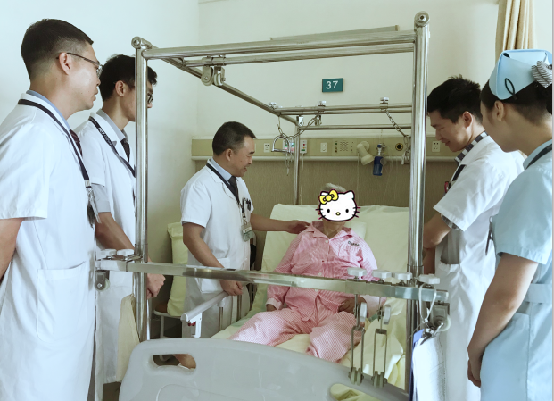 两难！8旬阿婆髋臼骨折+脑出血，保守卧床or冒险手术？祈福医院巧妙治疗“让她活得更好”
